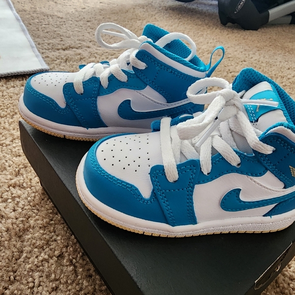 Jordan 1 Mid - Picture 2 of 4